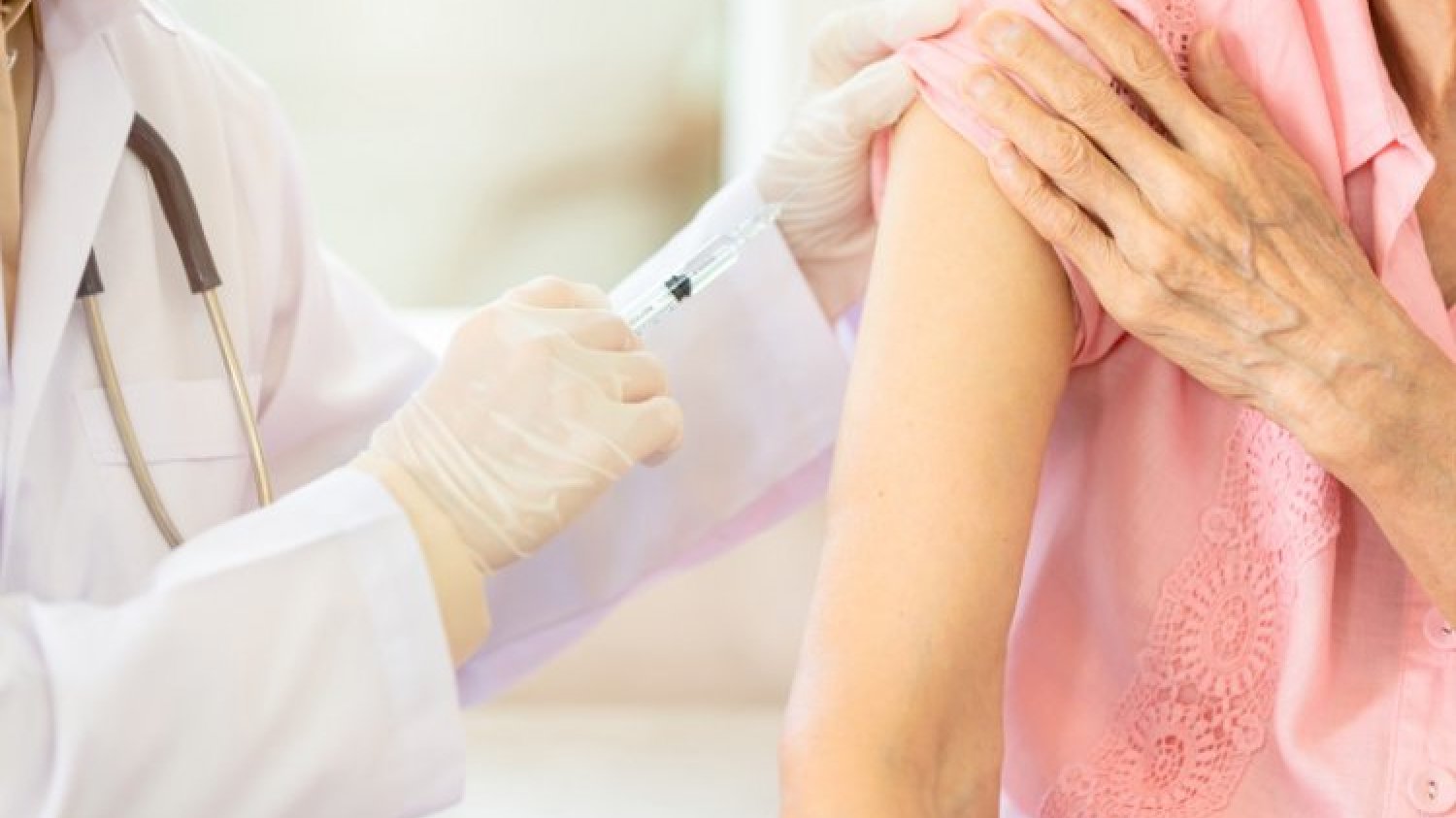 25 stycznia ruszają szczepienia seniorów przeciw covid-19