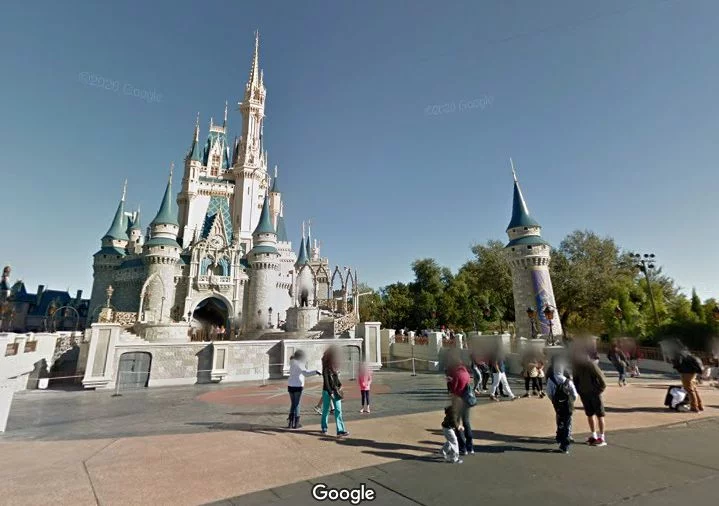 Nawet w czasie pandemii bez wychodzenia z domu można na chwilę przenieść się wprost do bajkowego świata Walta Disneya. Disneyland online