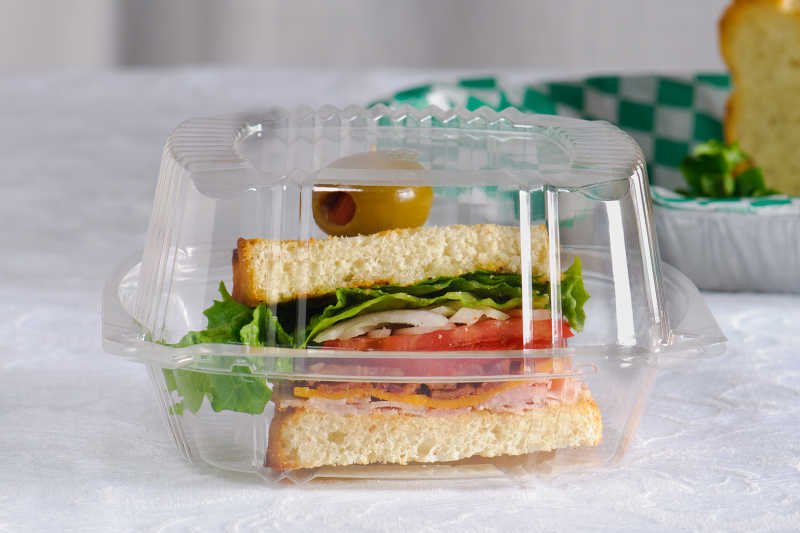 Plastikowe opakowanie na jedzenie są niebezpieczne. Mogą zmniejszać liczbę plemników i uszkodzić serce.