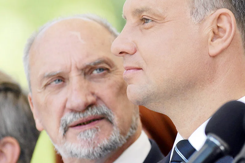 Szef MON i wiceprezes PiS Antoni Macierewicz nie krył oburzenia tym, jak stołeczni urzędnicy potraktowali ministra od prezydenta Andrzeja Dudy.