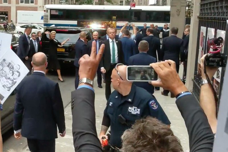 Kilkusekundowy taniec Agaty Dudy przed protestującymi w Nowym Jorku. W gronie demonstrantów był Zbigniew Ziggy Sidorski – na zdjęciu widać jego lewą rękę uniesionej w geście Victorii.