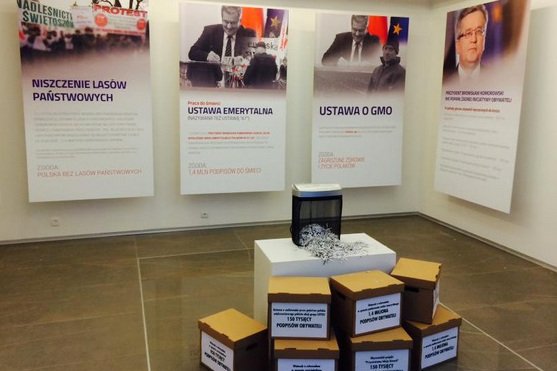 Kandydat PiS otwiera "Muzeum Komorowskiego". Zarzuca mu lekceważenie wyborców, a prezydenturę porównuje do symbolicznej niszczarki.