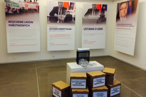 Kandydat PiS otwiera "Muzeum Komorowskiego". Zarzuca mu lekceważenie wyborców, a prezydenturę porównuje do symbolicznej niszczarki.