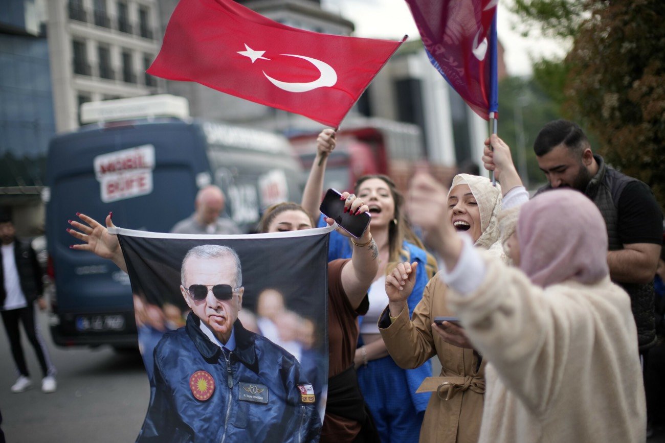 Zwolenniczki Erdogana w dniu wyborów w Turcji