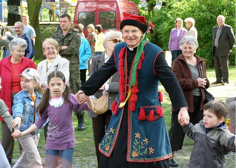 Pogrzeb Krawczyka poprowadzi biskup Antoni Długosz. To autor hitu z YouTube