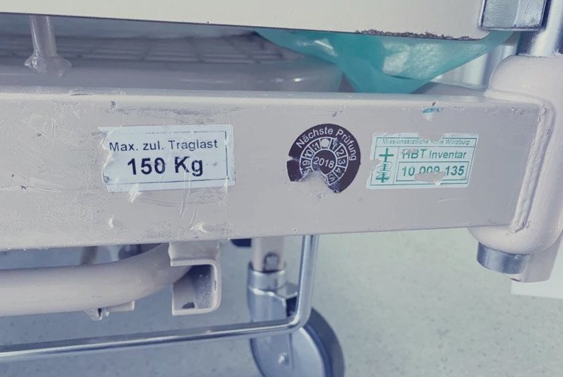 Poseł KO pokazał łóżka z przetargu we Wrocławiu. Pochodzą z Niemiec.