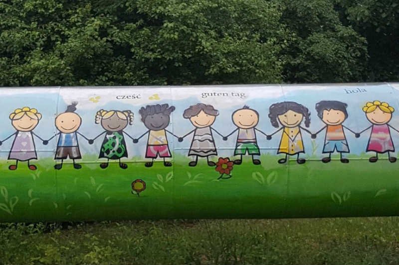 Odmalowano zniszczony mural na Targówku. Tym razem z zachowaniem różnorodności rasowej.