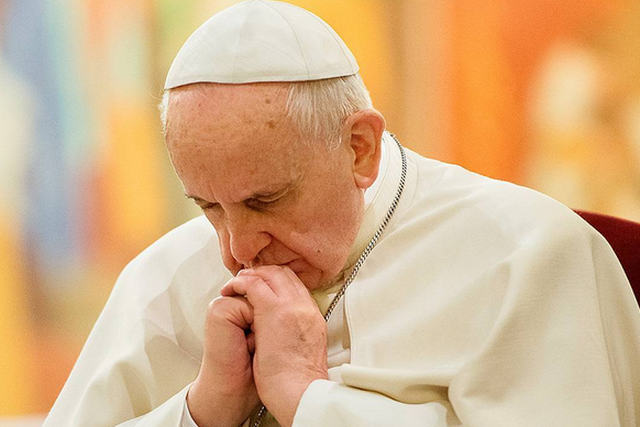 Papież Franciszek zaprasza bezdomnych do willi nad morzem, a później karmi ich pizzą.