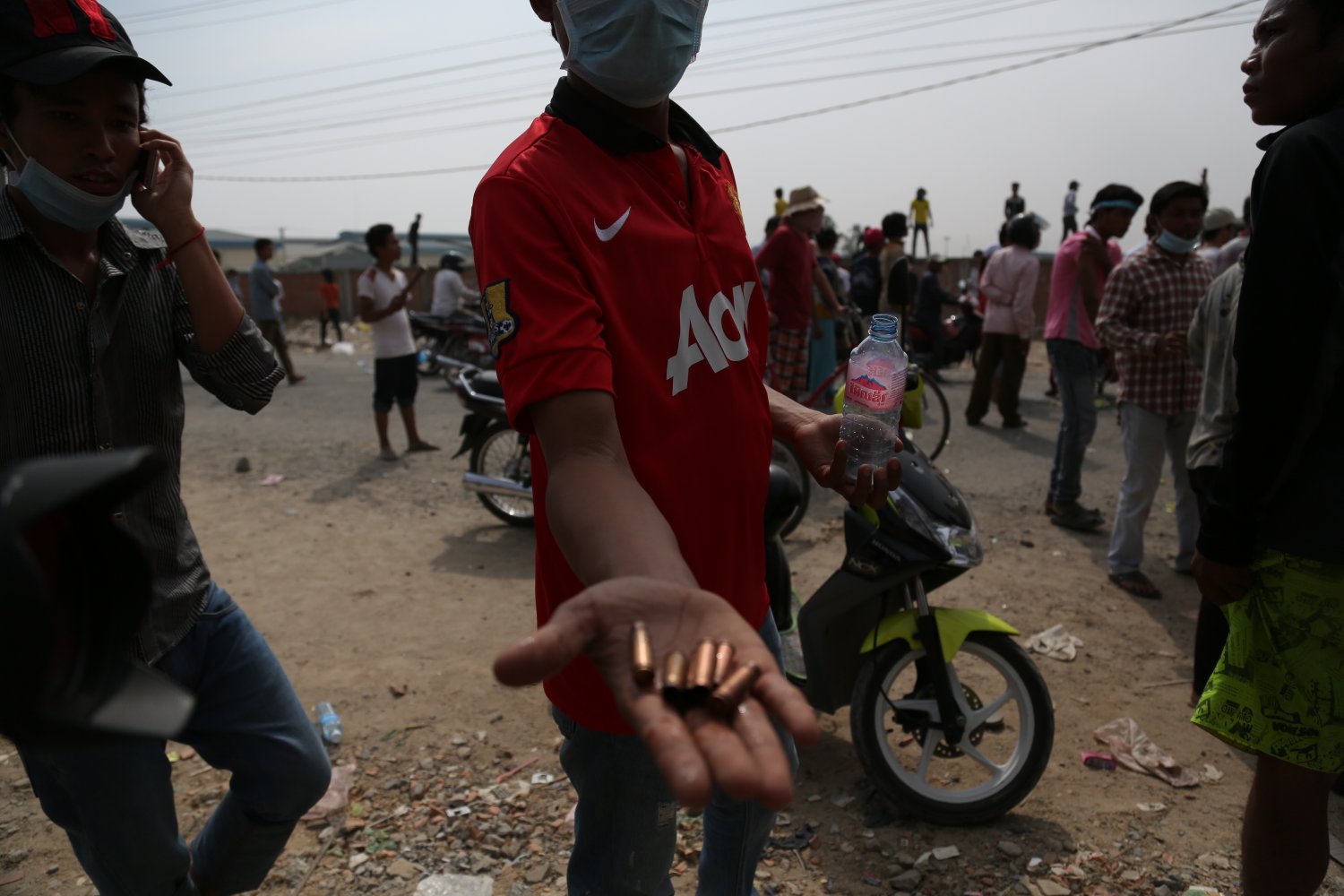 Uczestnik protestów pokazuje łuski po nabojach