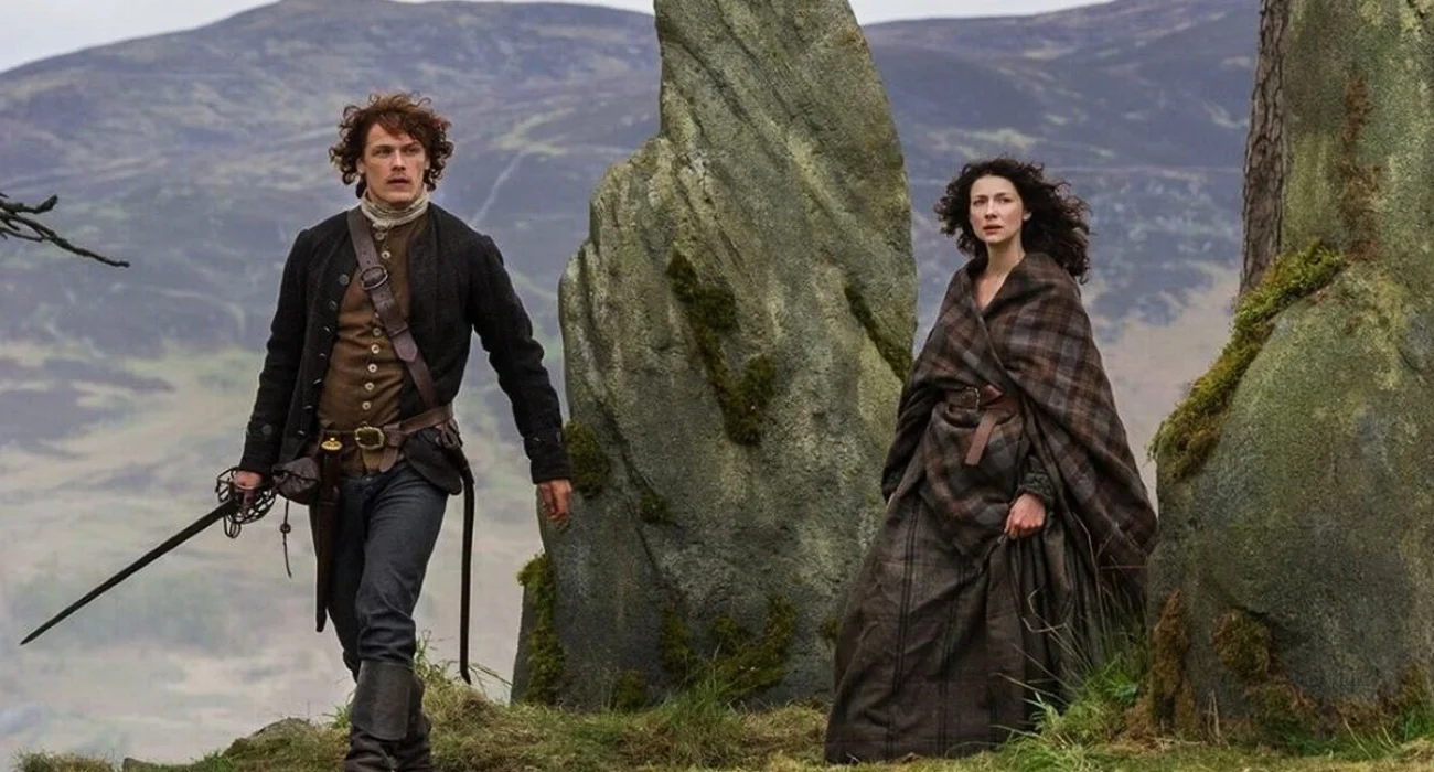 Caitriona Balfe jako Claire Randall i Sam Heughan jako Jamie Fraser.