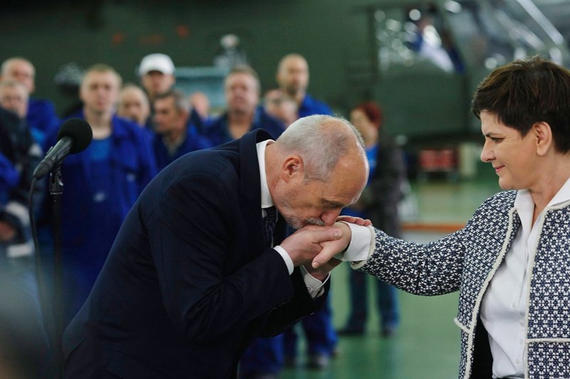 Premier rządu i minister obrony narodowej z wizytą w Wojskowych Zakładach Lotniczych w Łodzi. Jej mieszkańcy nie chcą przyglądać się, jak rząd wpada w samozachwyt. Oczekują efektów.  Łodzianie mają duże ambicje i chcą je spełniać.