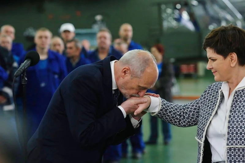 Premier rządu i minister obrony narodowej z wizytą w Wojskowych Zakładach Lotniczych w Łodzi. Jej mieszkańcy nie chcą przyglądać się, jak rząd wpada w samozachwyt. Oczekują efektów.  Łodzianie mają duże ambicje i chcą je spełniać.