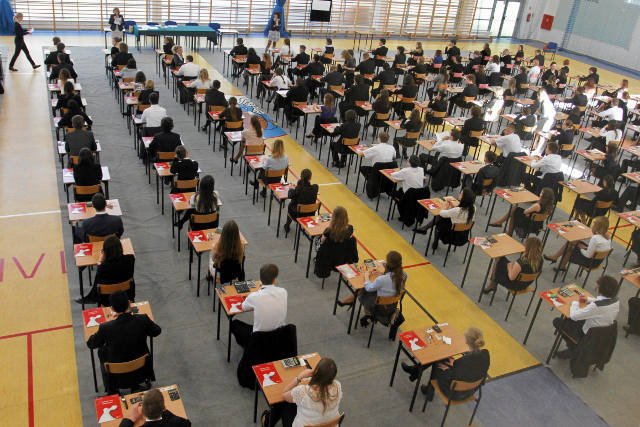 Maturzystom będzie łatwiej, zapowiada resort edukacji