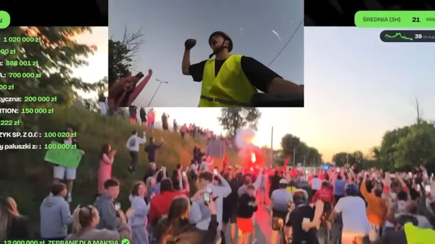 Młody rowerzysta wiwatujący wśród tłumu ludzi. Łatwogang kończy trasę, a zbiórka pieniędzy na chore dzieci osiąga wyznaczony cel.