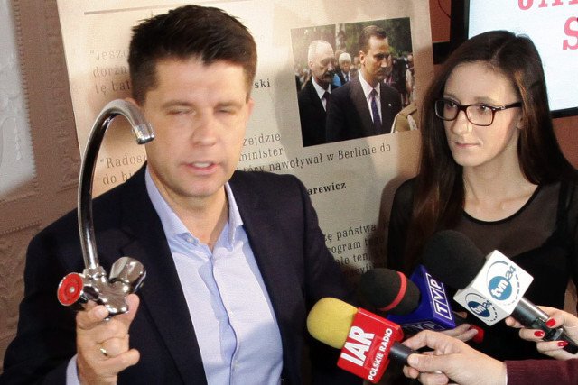 Ryszard Petru podczas otwarcia przedwyborczego muzeum PO-PiS