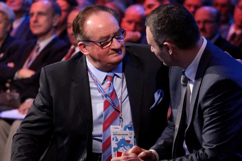 Jacek Saryusz-Wolski narzeka na trudy pracy posła do Parlamentu Europejskiego.