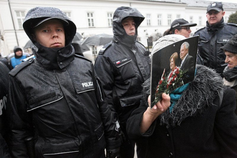 Policjanci ze Śląska nie pojawią się najbliższej miesięcznicy smoleńskiej. Przełożeni obawiają się buntu.
