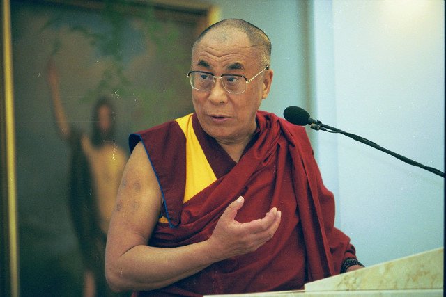 Dalai Lama o kryzysie z uchodźcami: „Europa nie może przyjąć wszystkich, rozwiązanie leży w państwach Bliskiego Wschodu”