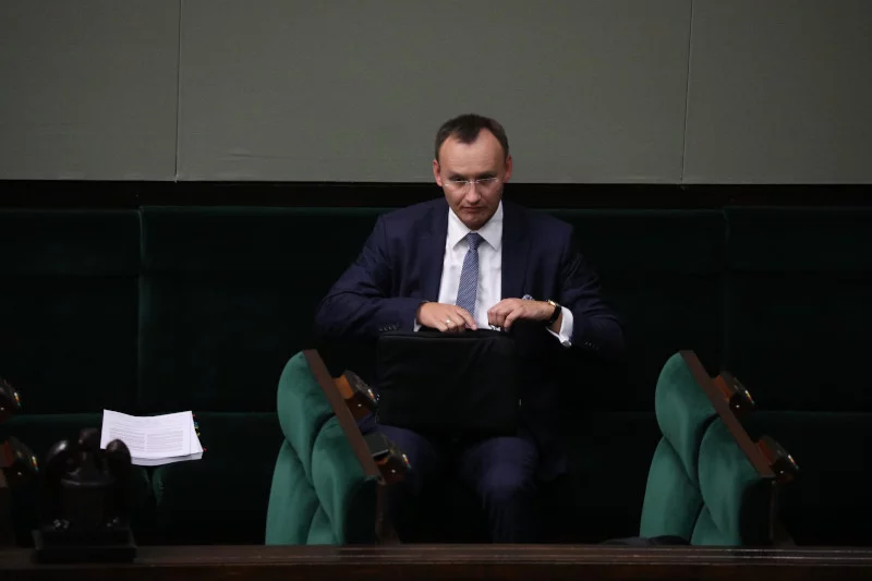 Mikołaj Pawlak zaproponował, żeby w szkołach, które nie trzymają reżimu sanitarnego ciąć na pół ławki szkolne.