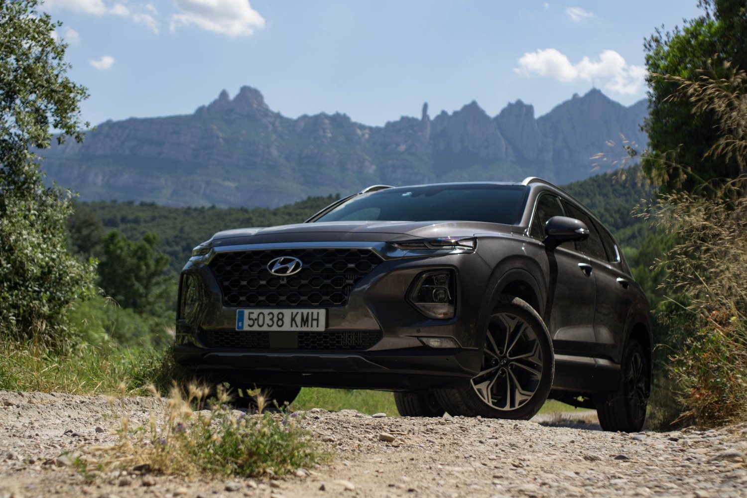 Nowy Hyundai Santa Fe świetnie wygląda i zadowoli duże rodziny.