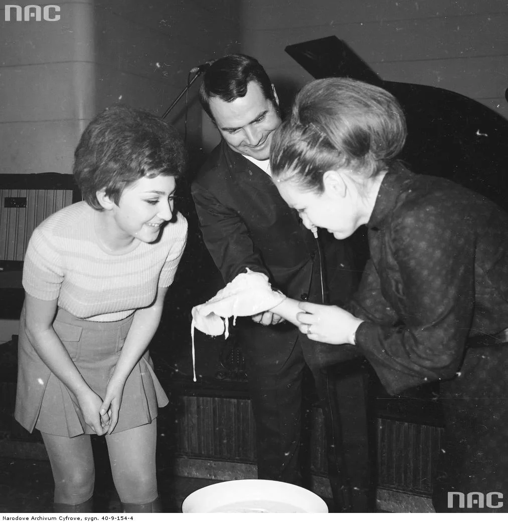 Andrzejki w roku 1966 w kawiarni "Nowy Świat" przy ulicy Nowy Świat 61 w Warszawie. Pośrodku wodzirej imprezy.