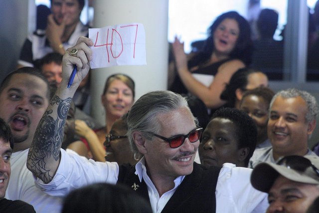 Ekscentryczny Billy Leroy, uczestnik "Walki o bagaż", licytuje tajemnicze paczki.