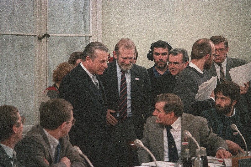 Teczki Wałęsy stały się świetną okazją dla zwolenników teorii spiskowych do pisania historii na nowo.