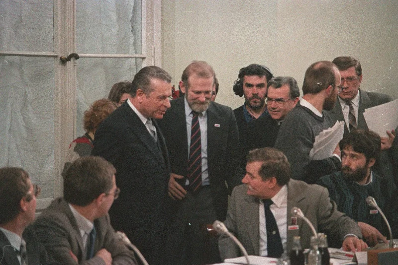 Teczki Wałęsy stały się świetną okazją dla zwolenników teorii spiskowych do pisania historii na nowo.