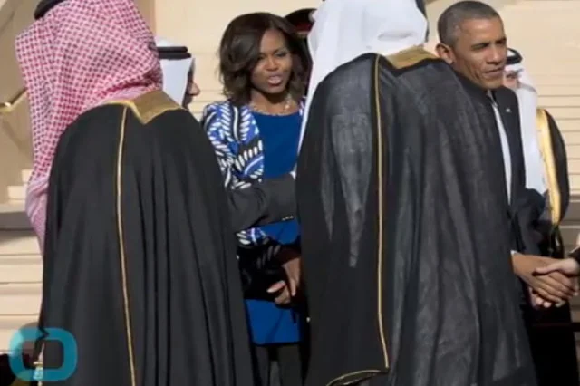 Pierwsza para USA podczas wizyty w Rijadzie. Brak chusty u Michelle Obamy to polityczny statement.