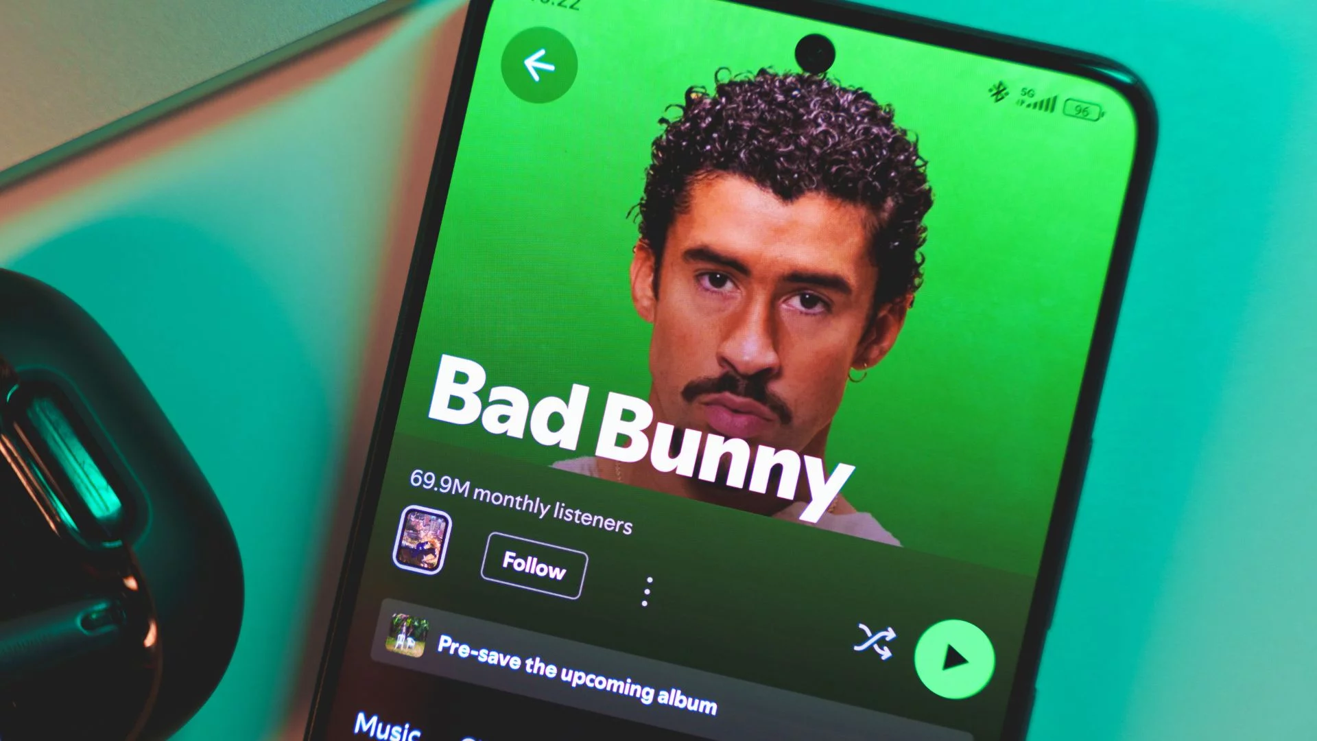 Bad Bunny podbije PGE Narodowy. 5 jego hitów znasz, choćby jeżeli o tym nie wiesz
