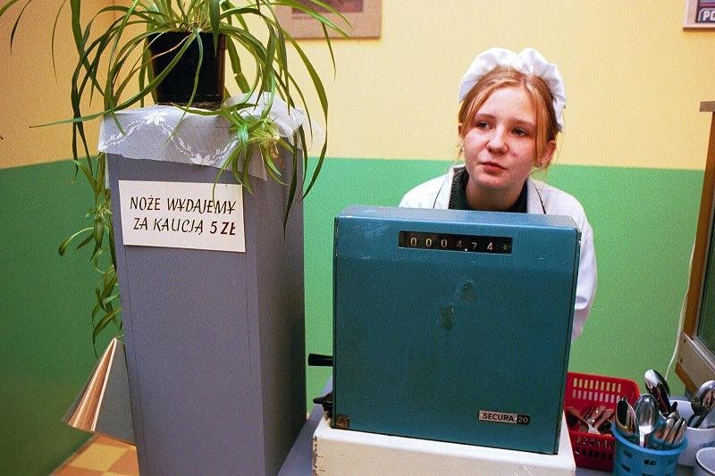 Stylizowany bar mleczny w warszawskiej galerii "Zachęta" – rok 2000.