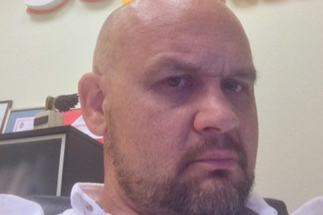 Sławomir Jastrzębowski tłumaczy się z wpisu, w którym zazdrości osobom z niepełnosprawnością miejsc parkingowych.