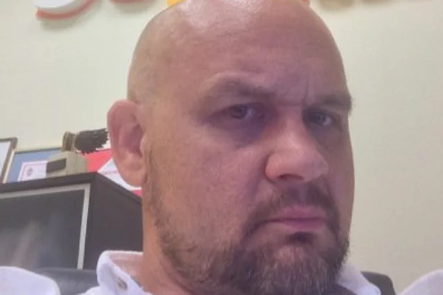 Sławomir Jastrzębowski tłumaczy się z wpisu, w którym zazdrości osobom z niepełnosprawnością miejsc parkingowych.