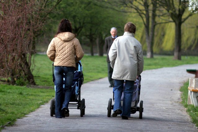 Pieniądze wypłacane w ramach programu Rodzina 500+ sprawiają, że wiele kobiet rezygnuje z pracy.