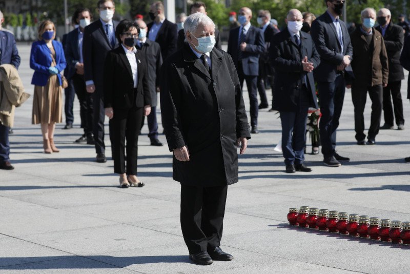 Jarosław Kaczyński złożył kwiaty przed Pomnikiem Ofiar Tragedii Smoleńskiej.