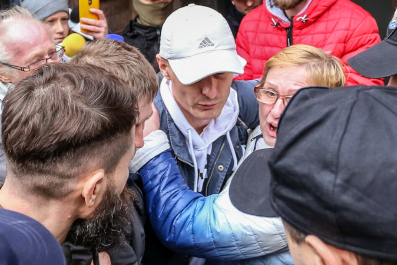 Dlaczego matka Komendy ma inne nazwisko niż syn? Odpowiedź może zaskakiwać.