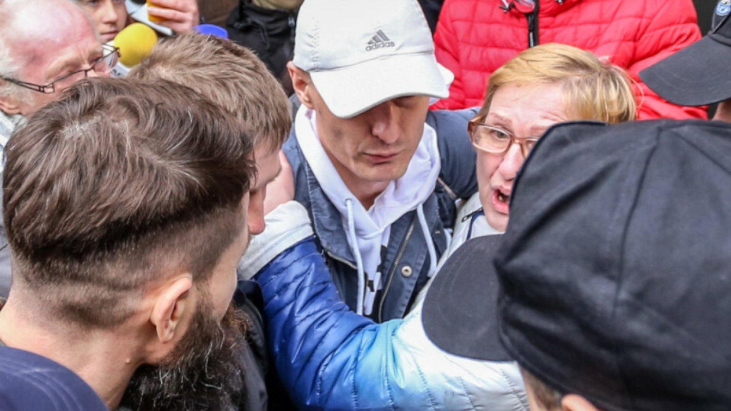 Dlaczego matka Komendy ma inne nazwisko niż syn? Odpowiedź może zaskakiwać.