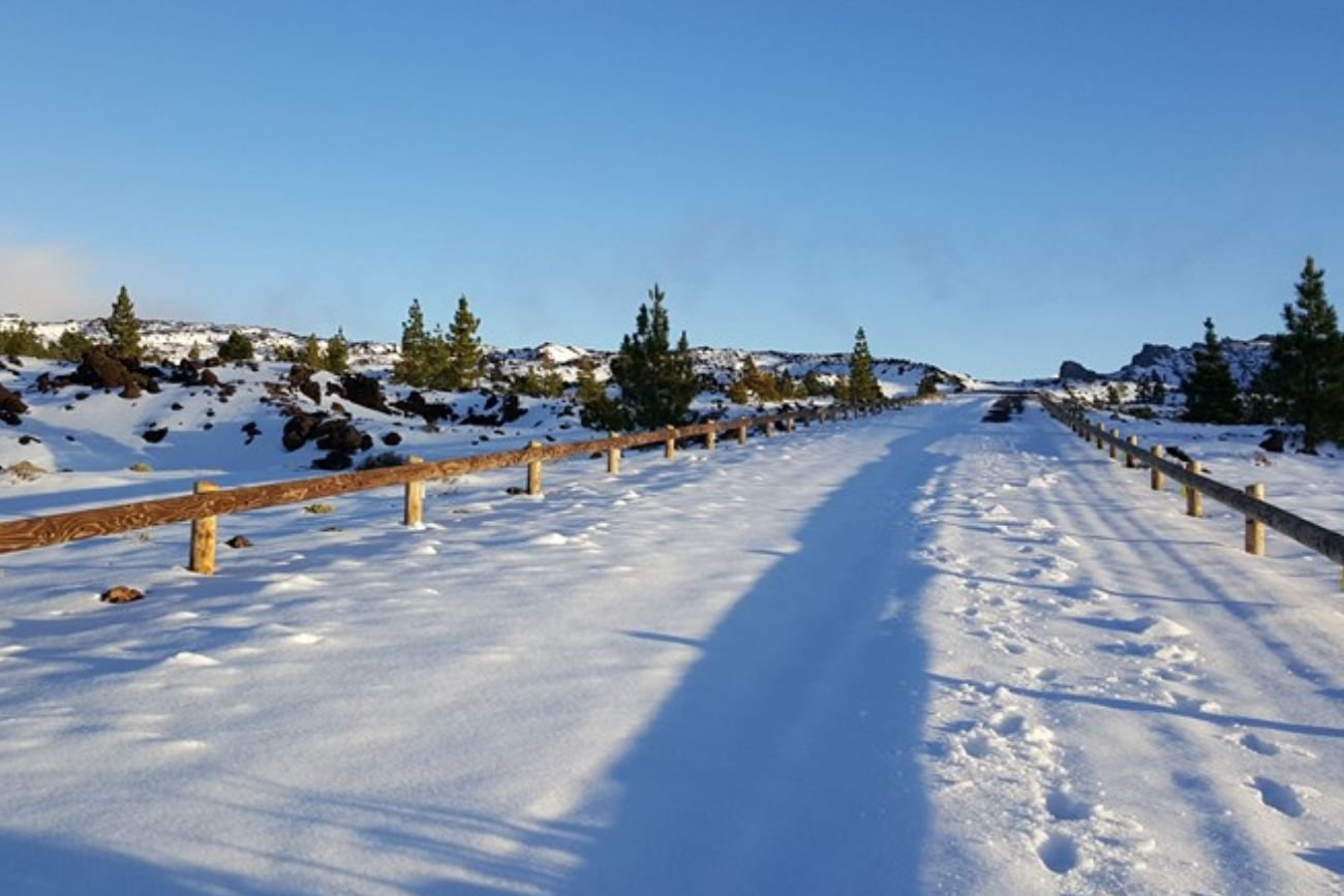 Ośnieżona droga na wulkan El Teide