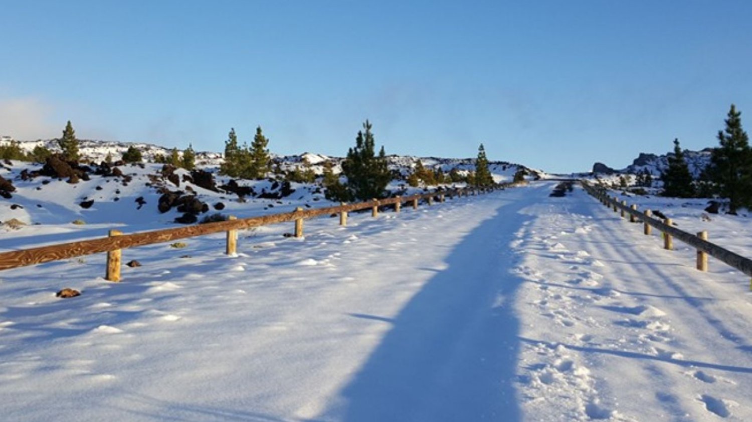 Ośnieżona droga na wulkan El Teide