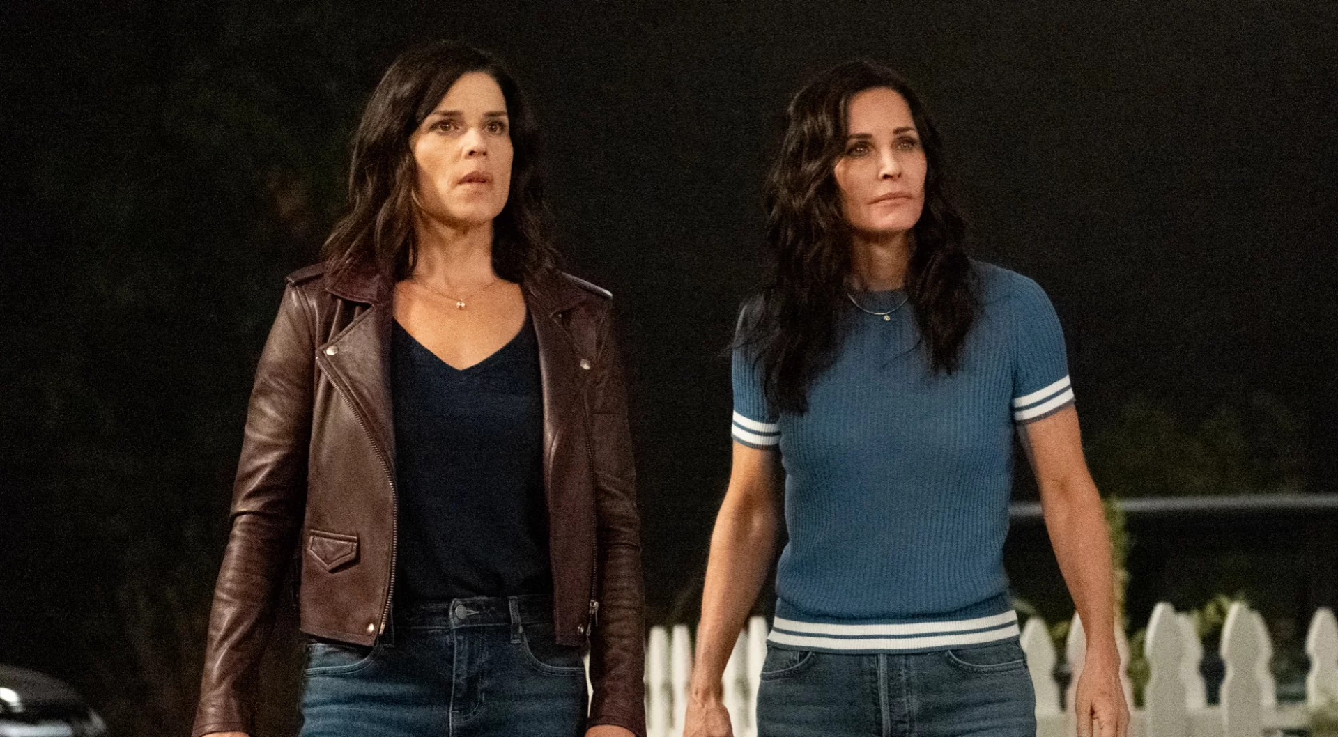 Neve Campbell (Sidney Prescott) i Courteney Cox (Gale Weathers) w filmie "Krzyk" (2022).