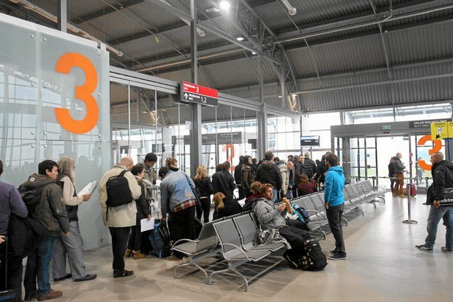 Pasażerowie lecący do Londynu muszą uzbroić sie w cierpliwość i przygotować na utrudnienia związane z alarmem.