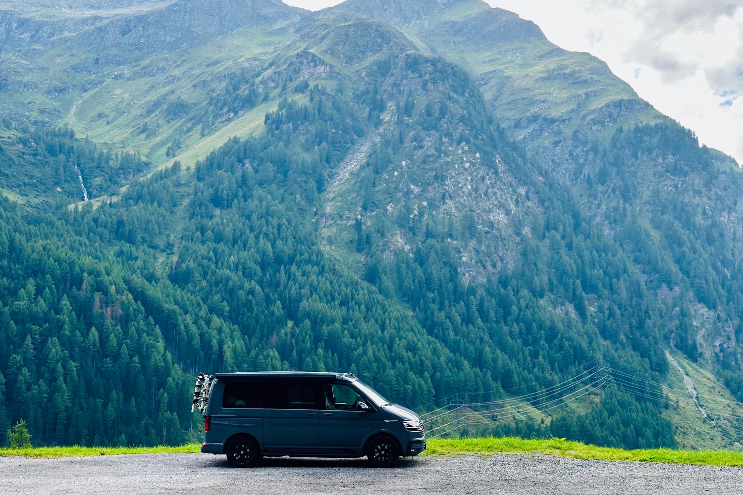 Wakacje małym kamperem to świetny pomysł.