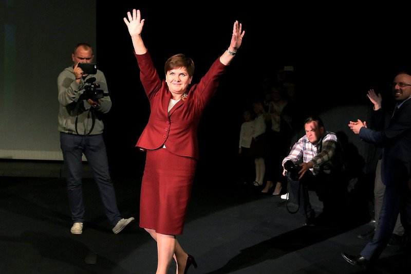 Szydło gra pod publiczkę projektem ustawy ws. minimalnej stawki godzinowej