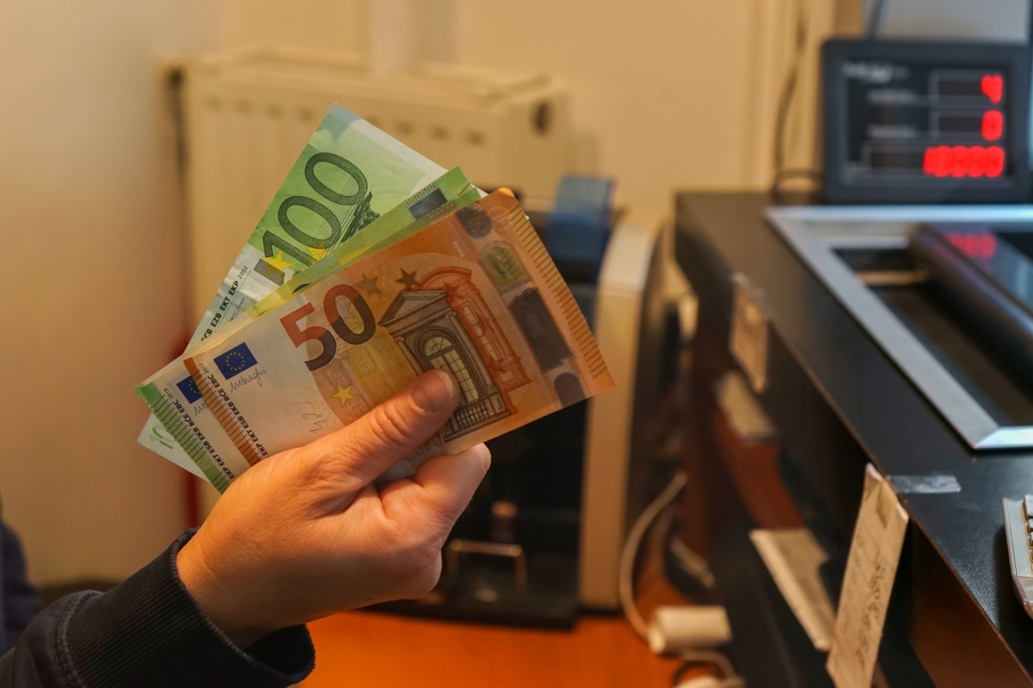 Banknoty euro w dłoni w kantorze nowe banknoty euro z Marią Skłodowską-Curie