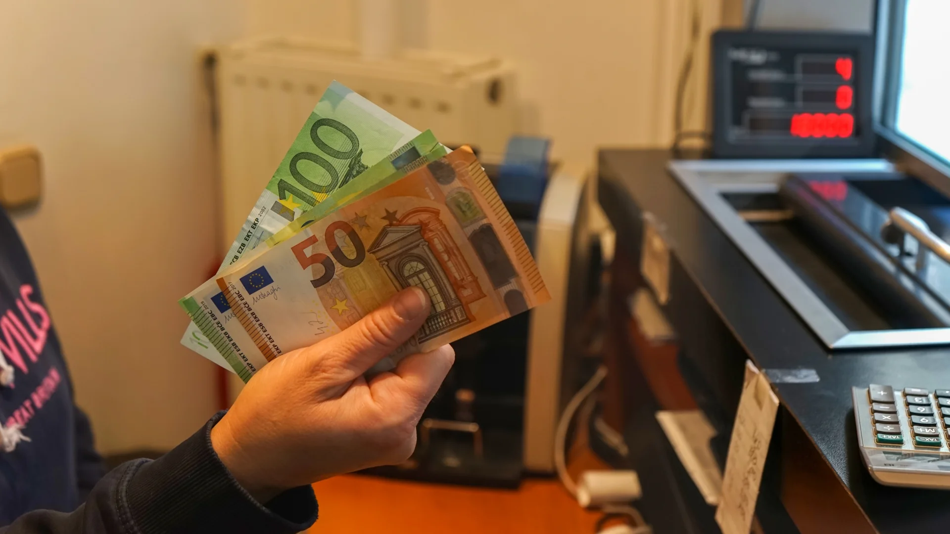 Banknoty euro w dłoni w kantorze nowe banknoty euro z Marią Skłodowską-Curie