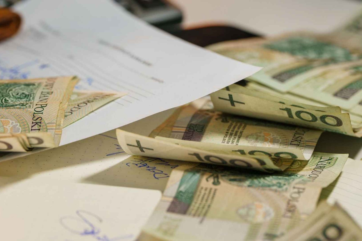 ZUS ujawnił nowe rekordy emerytur w Polsce. 54 tys. zł kontra... 2 grosze banknoty na stoliku