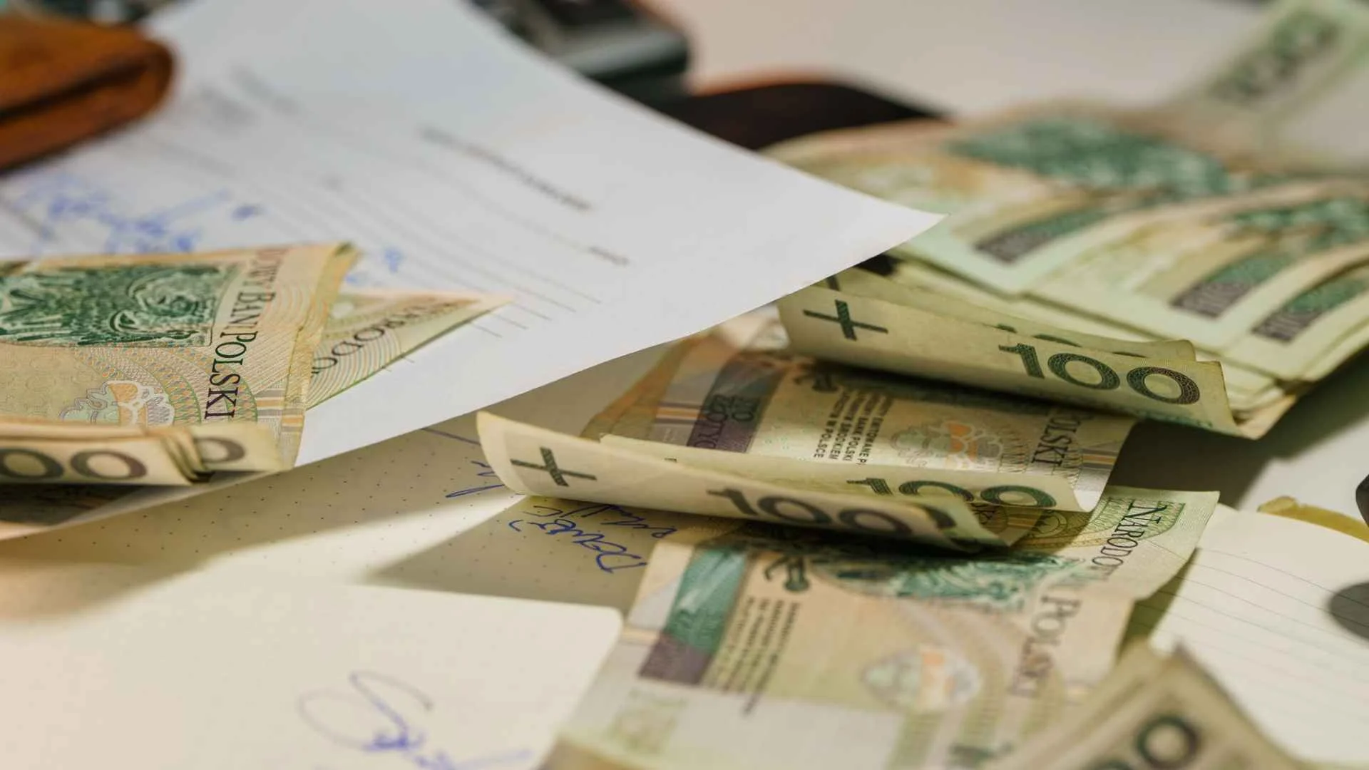 banknoty na stoliku