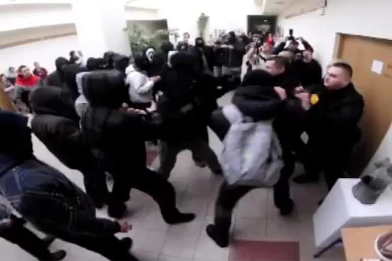 Prawicowa bojówka próbowała zakłócić spotkanie z Adamem Michnikiem, redaktorem naczelnym "Gazety Wyborczej" w auli Wyższej Szkoły Nauk Społecznych i Technicznych w Radomiu.