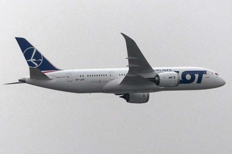 Dreamliner ląduje na Okęciu