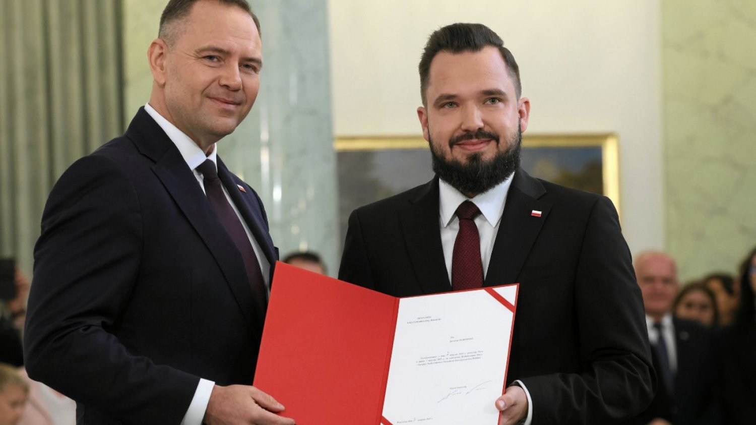 Najbardziej anonimowa postać w Kancelarii Prezydenta. "Jarek z brodą" ważny dla Nawrockiego. Jarosław Dębowski w KPRP. Oto kim jest anonimowy dotąd brodacz z Gdańska.